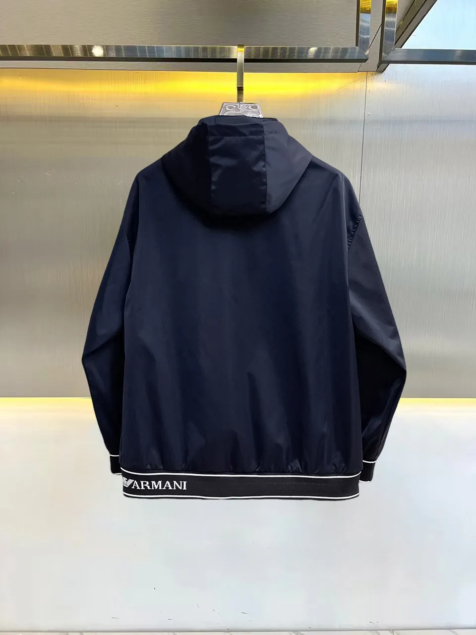 Armani official website Same Style, complete with three labels, on sale in advance. 2026 Autumn and Winter New Arrival men's jacket, Original with complete three labels, Premium version. Custom-made fabrics at the counter. Breathable, high comfort, impeccable details, brand element design concept, reflecting high quality. It feels delicate and soft, presents a casual cut, and has a great upper body shape. Sizes: M～3XL,